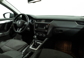 Подержанный автомобиль Skoda Octavia Liftback 2016 года (9 фото)