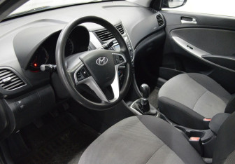 Подержанный автомобиль Hyundai Solaris Hatchback 2011 года (10 фото)