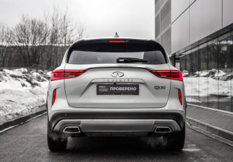 Подержанный автомобиль Infiniti QX50 2018 года (6 фото)