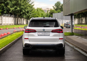 Подержанный автомобиль BMW X5 2019 года (8 фото)