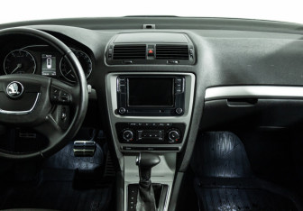 Подержанный автомобиль Skoda Octavia Liftback 2010 года (14 фото)