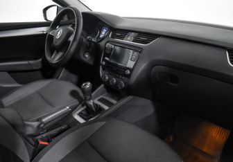 Подержанный автомобиль Skoda Octavia Liftback 2019 года (13 фото)