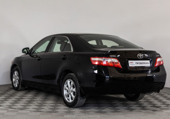 Подержанный автомобиль Toyota Camry Sedan 2010 года (7 фото)