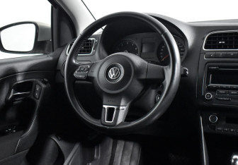 Подержанный автомобиль Volkswagen Polo Sedan 2012 года (15 фото)