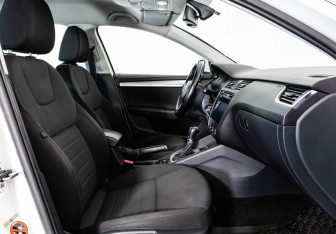 Подержанный автомобиль Skoda Octavia Liftback 2013 года (17 фото)