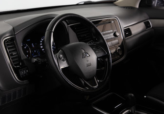 Подержанный автомобиль Mitsubishi Outlander 2017 года (11 фото)