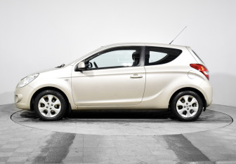 Подержанный автомобиль Hyundai i20 2010 года (8 фото)