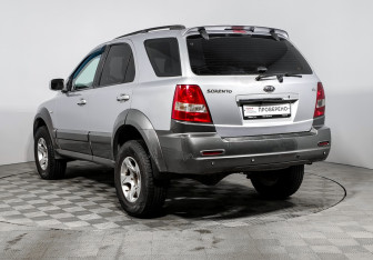 Подержанный автомобиль Kia Sorento 2006 года (7 фото)