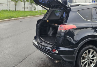 Подержанный автомобиль Toyota RAV4 2017 года (8 фото)