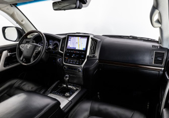 Подержанный автомобиль Toyota Land Cruiser Suv 2016 года (9 фото)