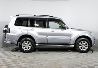 Подержанный автомобиль Mitsubishi Pajero 2015 года (4 фото)