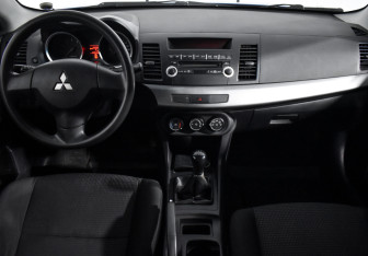 Подержанный автомобиль Mitsubishi Lancer Sedan 2010 года (13 фото)
