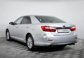 Подержанный автомобиль Toyota Camry Sedan 2011 года (7 фото)