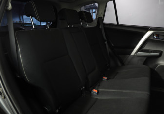 Подержанный автомобиль Toyota RAV4 2015 года (13 фото)