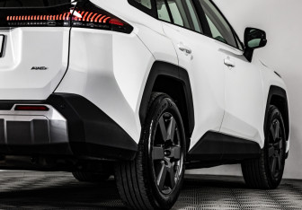 Подержанный автомобиль Toyota RAV4 2026 года (6 фото)