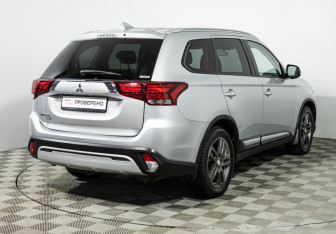 Подержанный автомобиль Mitsubishi Outlander 2021 года (5 фото)
