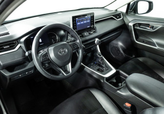 Подержанный автомобиль Toyota RAV4 2021 года (11 фото)