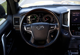 Подержанный автомобиль Toyota Land Cruiser Suv 2019 года (12 фото)