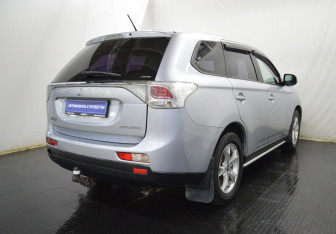 Подержанный автомобиль Mitsubishi Outlander 2012 года (5 фото)