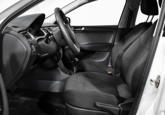 Подержанный автомобиль Skoda Rapid Liftback 2019 года (10 фото)