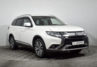 Подержанный автомобиль Mitsubishi Outlander 2020 года (3 фото)