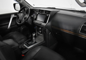Подержанный автомобиль Toyota Land Cruiser Prado 2018 года (13 фото)