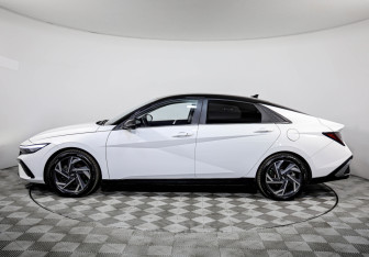 Подержанный автомобиль Hyundai Elantra Sedan 2024 года (8 фото)