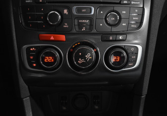 Подержанный автомобиль Citroen C4 Sedan 2014 года (16 фото)