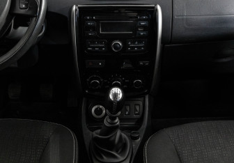 Подержанный автомобиль Nissan Terrano 2017 года (12 фото)