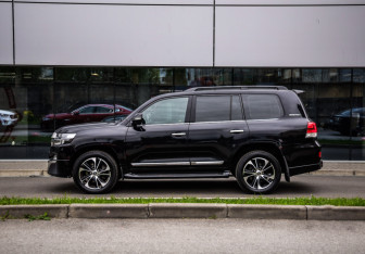 Подержанный автомобиль Toyota Land Cruiser Suv 2020 года (9 фото)