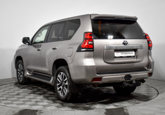 Подержанный автомобиль Toyota Land Cruiser Prado 2022 года (7 фото)
