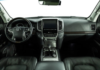 Подержанный автомобиль Toyota Land Cruiser Suv 2018 года (13 фото)