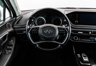 Подержанный автомобиль Hyundai Sonata 2020 года (13 фото)