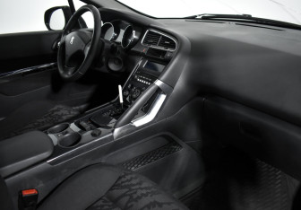 Подержанный автомобиль Peugeot 3008 2012 года (10 фото)