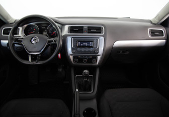 Подержанный автомобиль Volkswagen Jetta Sedan 2017 года (9 фото)