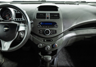 Подержанный автомобиль Chevrolet Spark 2011 года (14 фото)