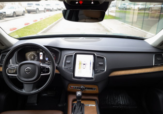 Подержанный автомобиль Volvo XC90 2019 года (10 фото)