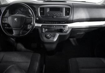 Подержанный автомобиль Peugeot Traveller 2018 года (15 фото)