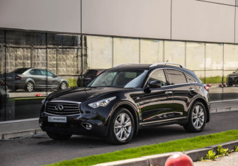 Подержанный автомобиль Infiniti QX70 2016 года (3 фото)