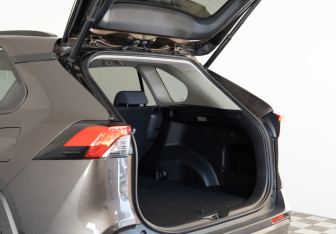 Подержанный автомобиль Toyota RAV4 2020 года (20 фото)