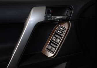 Подержанный автомобиль Toyota Land Cruiser Prado 2014 года (20 фото)