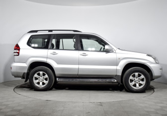 Подержанный автомобиль Toyota Land Cruiser Prado 2008 года (4 фото)