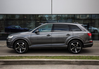 Подержанный автомобиль Audi Q7 2018 года (10 фото)