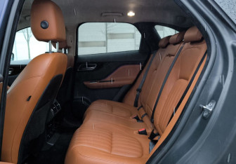 Подержанный автомобиль Jaguar F-Pace 2018 года (19 фото)