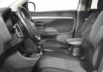 Подержанный автомобиль Mitsubishi Outlander 2014 года (10 фото)