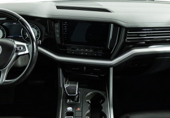 Подержанный автомобиль Volkswagen Touareg 2018 года (14 фото)