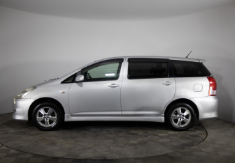 Подержанный автомобиль Toyota Wish Compactvan 2005 года (8 фото)