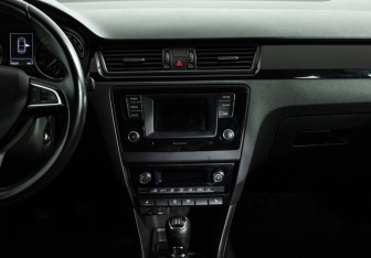 Подержанный автомобиль Skoda Rapid Liftback 2015 года (14 фото)