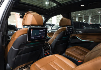 Подержанный автомобиль BMW X7 2021 года (17 фото)