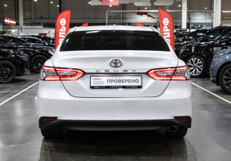 Подержанный автомобиль Toyota Camry Sedan 2020 года (8 фото)